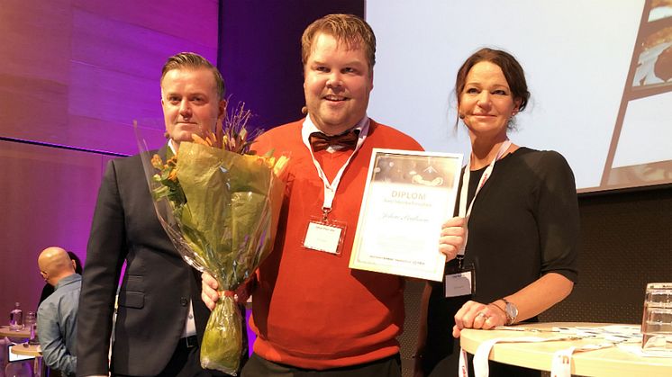 Fr v. Henrik Forseberg, teknik- och projektchef på Novi Real Estate (jury), vinnaren Johan Paulsson, Riksbyggen och Lena Boberg, vd Ica Fastigheter (juryn).