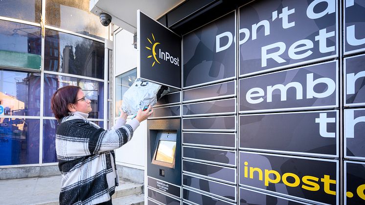 Smart Christmas shopping: rail passengers can now pick up or drop off using InPost parcel lockers at over 70 GTR stations [more downloadable photos below]