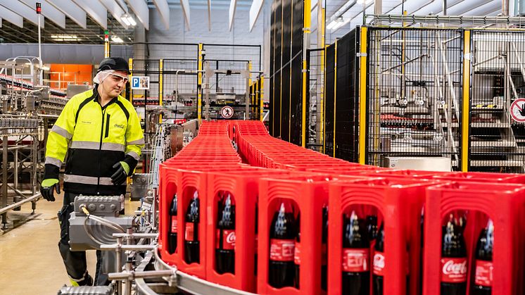 Mehrwegabfüllung am Coca-Cola Standort Lüneburg: Seit 2022 wird dort die 1-Liter-Glasflasche abgefüllt. Bis zum Sommer 2024 soll eine weitere Mehrwegabfüllanlage für kleine Glasflaschen in Betrieb gehen.