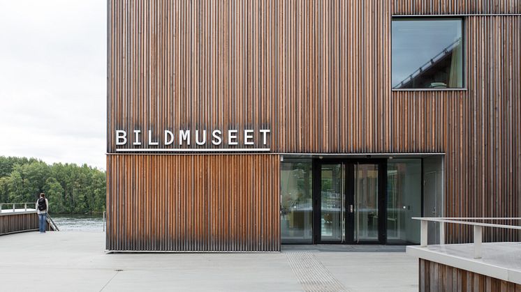 Bildmuseet och Curiosum är de publika verksamheterna på Umeå universitets konstnärliga campus vid Umeälven.