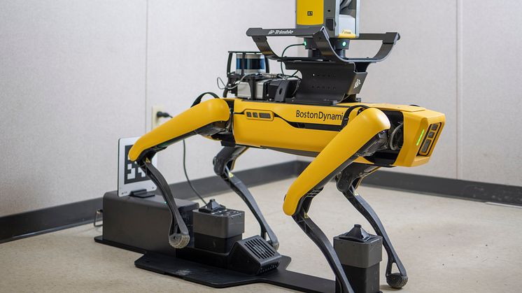 BostonDynamics robot Spot med Trimbles 3D-skanner X7