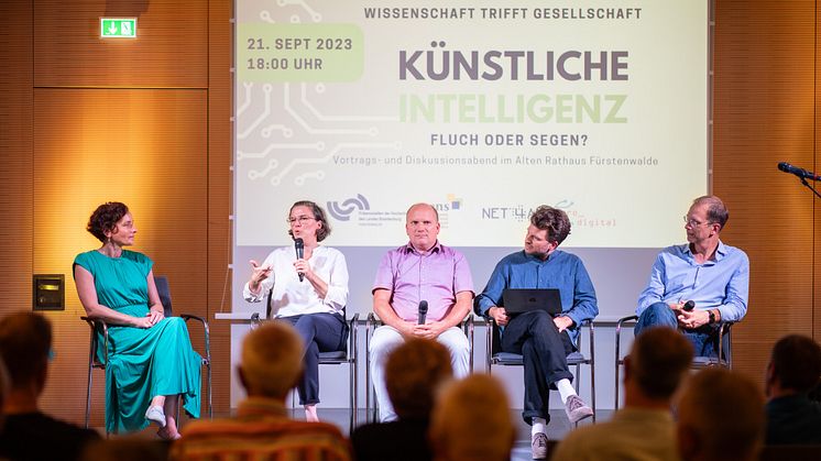 KI-Expert/-innen-Panel im Dialog mit Bürgerinnen und Bürger aus Fürstenwalde/Spree. (Bild: Florian Reischauer)