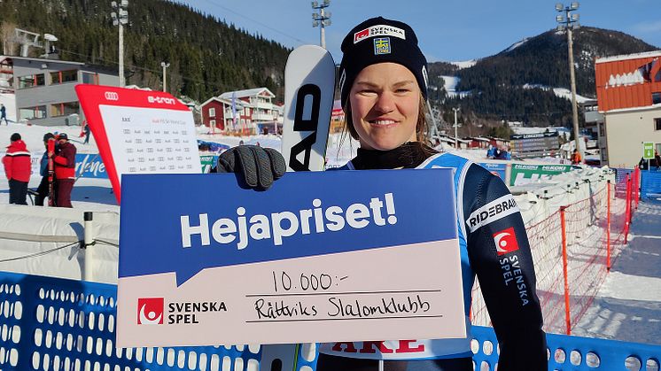 Anna Swenn Larsson fick ta emot Svenska Spels Hejapris och skänker pengarna till Rättviks SLK. 