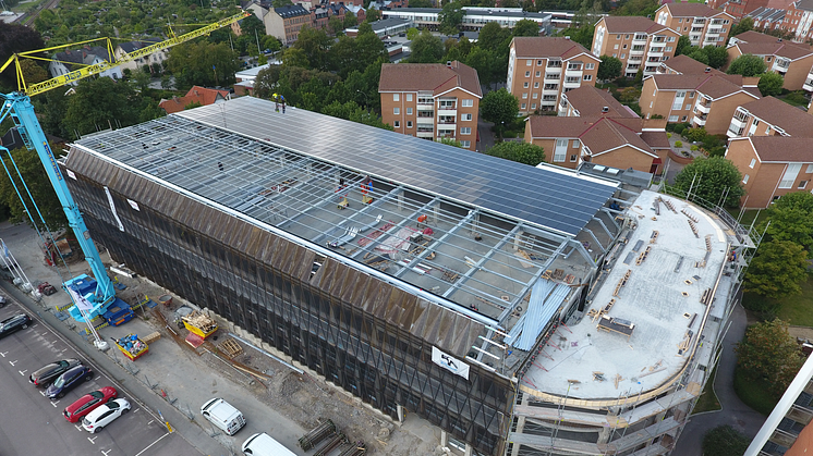 Mobilitetshuset Svane i Lund under tillbyggnationen där man bland annat lade solceller på taket 2019.