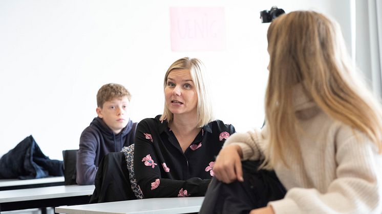 Kunnskapsminister Guri Melby på skolebenken i en time om nettmobbing med "Bruk Hue" som pensum. Foto: Martin Fjellanger.