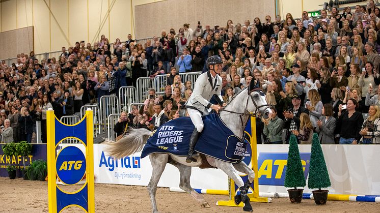 Jönköping Horse Show är i full gång. På lördag avgörs den fjärde delfinalen av den populära hoppserien ATG Riders League. Peder Fredricson vann 2021. Foto: Roland Thunholm