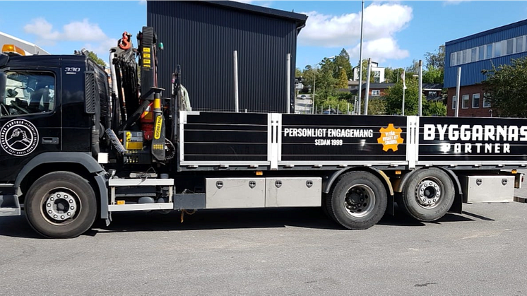 En av Byggarnas Partners lastbilar, redo att leverera trä- och byggvaror till Stockholms byggarbetsplats.