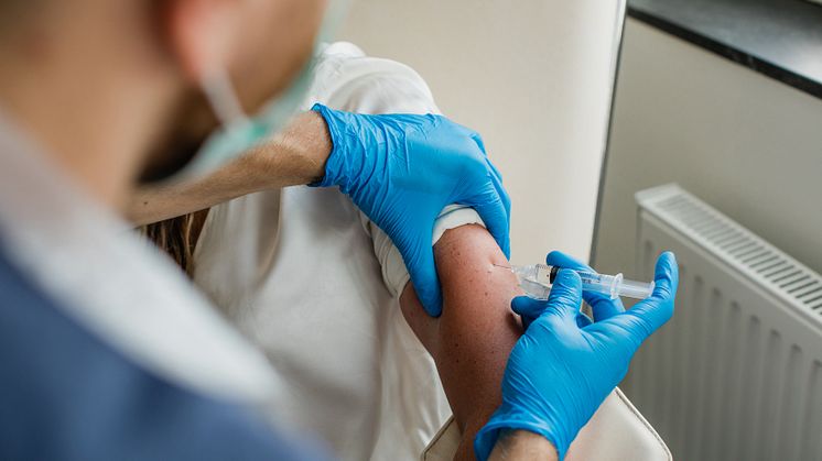 Vaccination, spruta i arm. Foto: Södersjukhuset