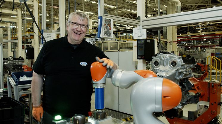 Roboten Robbie hjelper ansatte med nedsatt funksjonsevne og mobilitetsutfordringer på Ford-fabrikk