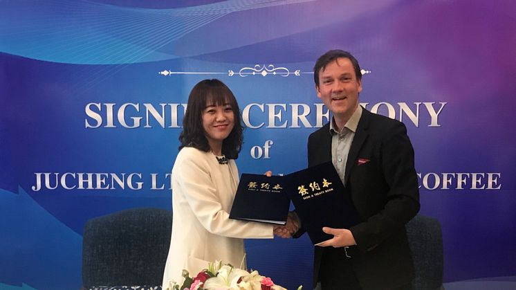Mrs Shuang Li, CEO of Jucheng Ltd Co., together with Mats Hörnell, CEO of Wayne's Coffee.