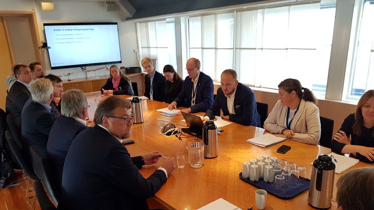 På et møte i Samferdselsdepartementet la statsråd Jon Georg Dale (Frp) fram høringsforslaget for drosjenæringen. Foran til venstre, NT-leder Øystein Trevland. 