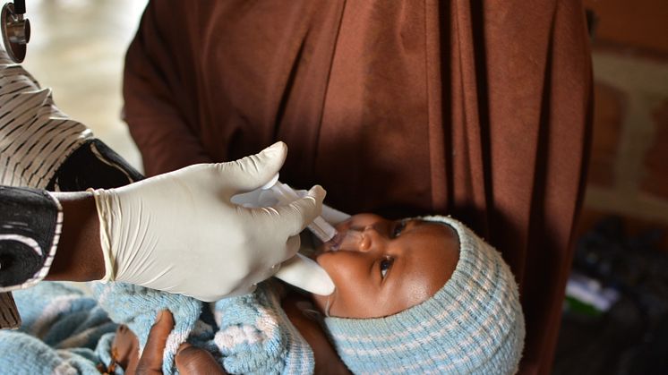 Ett barn får vaccin mot rotavirus vid Läkare Utan Gränsers Epicentrum i Niger. Foto: Krishan Cheyenne / Läkare Utan Gränser