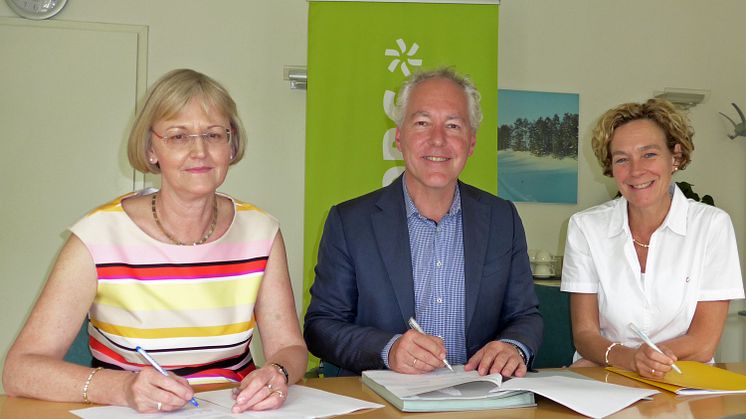 Bürgermeister Günter Heyland unterzeichnet mit Ursula Jekelius (l.) und Silke Mall (beide Kommunalmanagement Bayernwerk) den neuen Konzessionsvertrag für Neubiberg.
