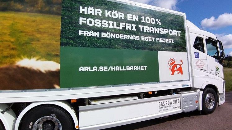 Redan idag kör Arlas tunga transporter på 100% fossilfritt bränsle och vi siktar på att 30% ska köras på biogas om tre till fem år. Genom att omvandla kobajs till biogas som våra lastbilar kör på sluter vi kretsloppet på mjölkgårdarna.