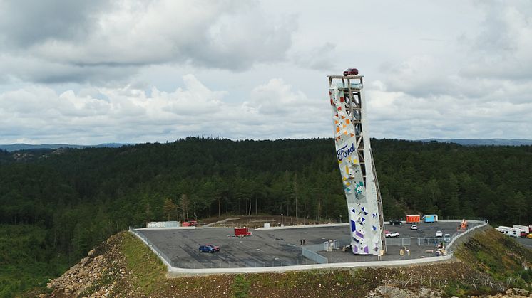 Plasserte stor ladbar SUV på toppen av verdens høyeste frittstående klatretårn i Norge