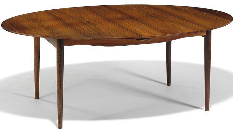 Finn Juhl: "Judas Table". Oval Brazilian rosewood dining table with extension and two extra leaves. Top and leaves with circular silver inlays. Estimate: DKK 200,000 / € 27,000.