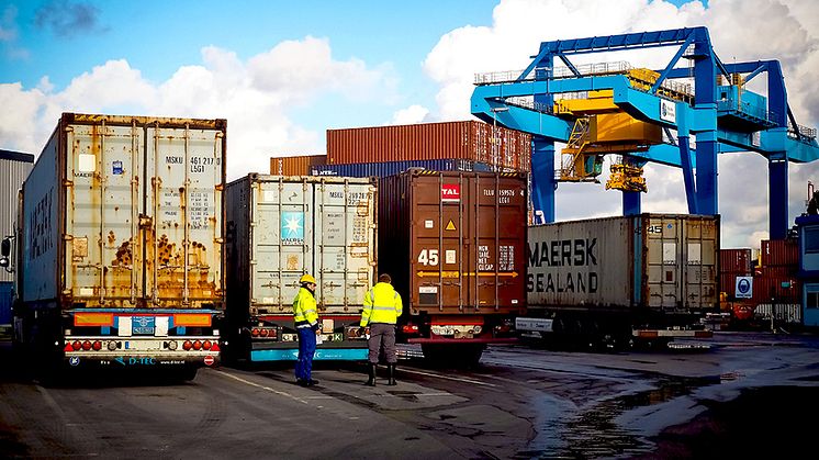 Avgifter på lastbilstrafik vid hamnar kan minska utsläppen