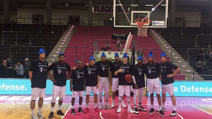 Mit blauen Mützen für den guten Zweck - Telekom Baskets Bonn