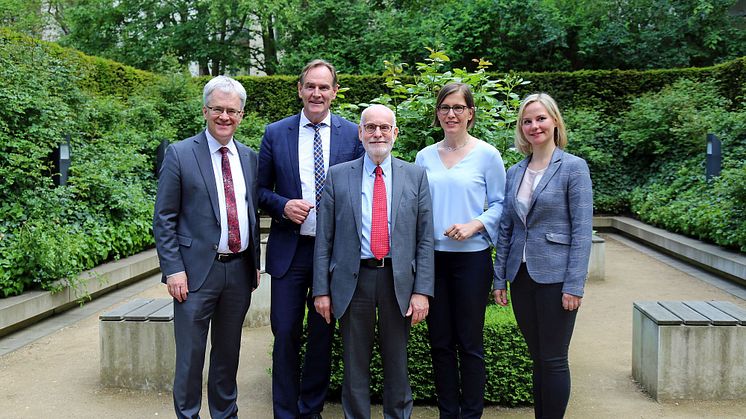 Prof. Dr. Peter Wollny, Burkhard Jung, Ton Koopman, Dr. Skadi Jennicke, Franziska Grimm (v.l.) im Garten des Bosehauses