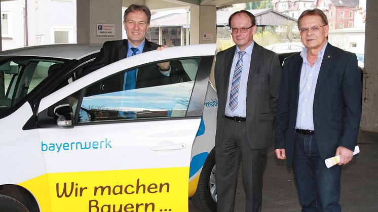 Der Kronacher Landrat Klaus Löffler (l.) hat im Beisein von Kronachs Bürgermeister Wolfgang Beiergrößlein (r.) die E-Auto-Schlüssel von Bayernwerk-Kommunalbetreuer Edgar Müller (M.) erhalten.