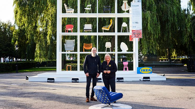 Johan Ejdemo, designchef IKEA, Emily Birkin, landschef IKEA Sverige med IKEAs gåva till Kungen framför KALLAX XXL i Kungsträdgården. Fotograf_ Gustaf Waesterberg
