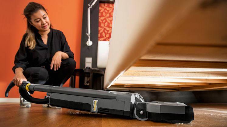 En ultraplatt utformning gör det enkelt att nå under låga möbler som t.e.x. sängar, soffor eller byråer.