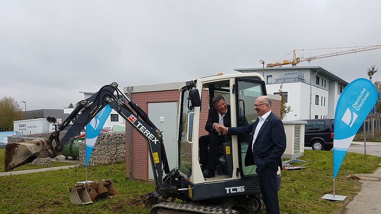 1. Bürgermeister Piet Mayr und Deutsche Glasfaser Regionalleiter Martin Herkommer freuen sich über den Start der Bauarbeiten in Zorneding