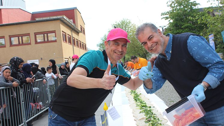 Poseidons distriktschef Svante Lahti och restaurangägare Mohamed Elnel gör tummen upp för Hjällbos världsrekord.