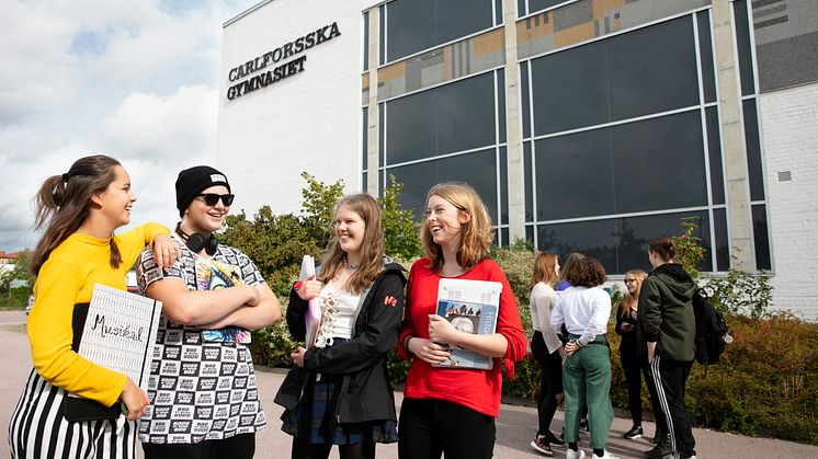 Elever från Carlforsska gymnasiet får lyssna till talmannen som berättar varför EU-valet är viktigt för oss i Sverige.