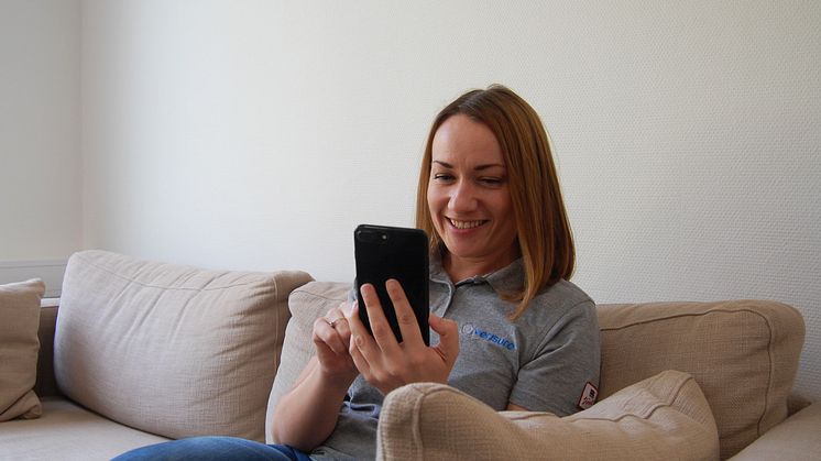Sikkerhetsekspert Anette Granli i alarmselskapet Verisure tester den nye tjenesten @Home.