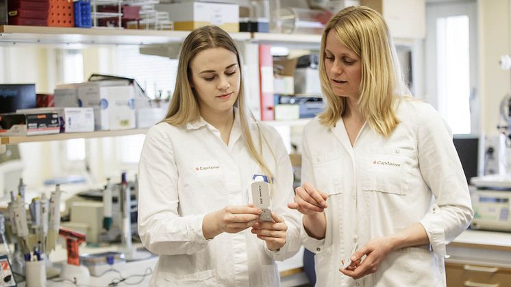 Umeåföretaget Xerum ska under pandemin utfört och analyserat ungefär 10 000 antikroppstester. Nu får Linnea Vikström och Xerums vd Julia Wigren Byström nya tester att analysera. Foto: Emil Byström. 