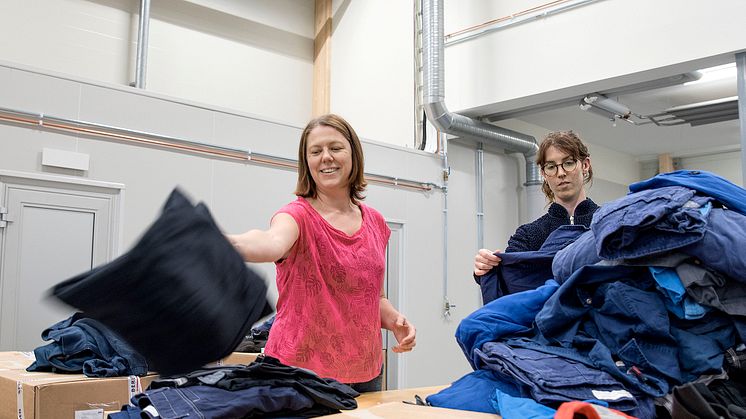 Gamla textilier kan bli ny råvara. Här inleder Wargön Innovations projektledare Susanne Eriksson och sorteringsledare Tove Runefelt arbetet med att sortera de 4,2 ton kläder som sedan kan återvinnas eller återanvändas.