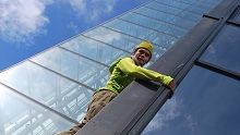 Said Belhaj inleder Nordic Outdoor i Göteborg med fasadklättring på Gothia Towers 