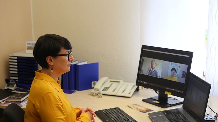 Kathrin Rühl berät Interessentinnen und Interessenten an der Diakonenausbildung per Videokonferenz.