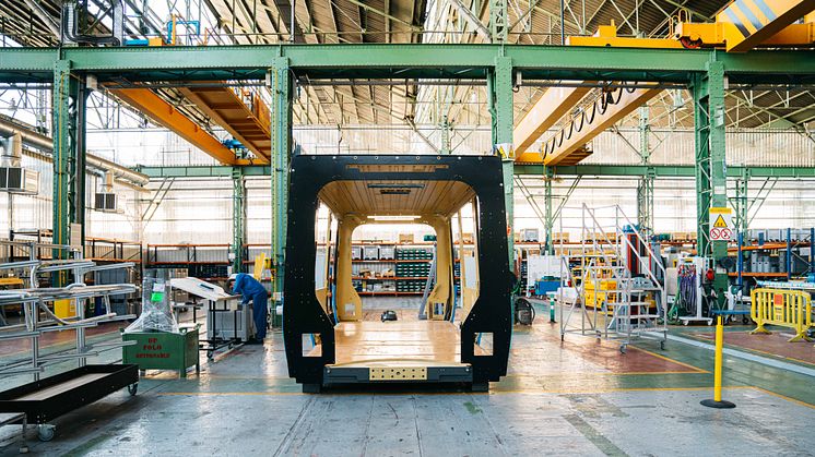 Bildet viser første vognkasse til den første av de 87 nye trikkene som er under produksjon i Zaragoza i Spania. Foto: Simen Prestaasen/Sporveien