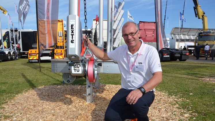 TU is a new auto tensioner for securing cargo made by ExTe. It is shown here by sales rep Ulf Göransson.