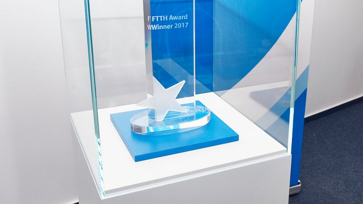 Anerkennung auf europäischer Ebene für Deutsche Glasfaser: Die Trophäe des europäischen FTTH-Awards
