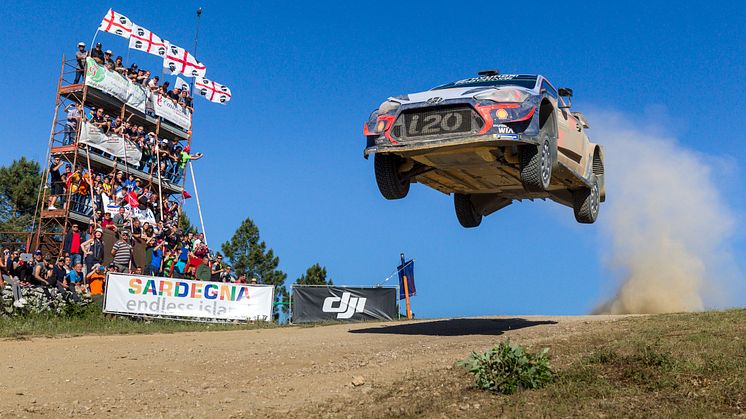 Hyundai Motorsport tar historisk seger i Rally Italia Sardegna.