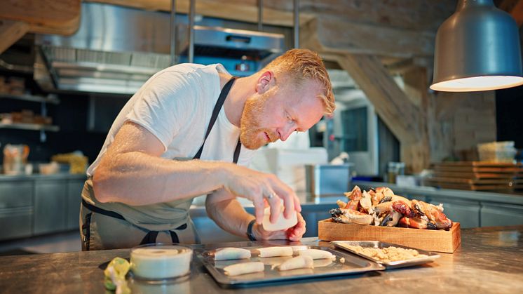 Kjøkkensjef Ronny Kolvik får flere ganger i uken råvarer fra havet levert rett på dørterskelen fra fiskebåtene. Fra sitt kjøkken i Ålesund lager han mat av det som er ansett som verdens beste ingredienser fra havet. Foto Fjord Norway AS.