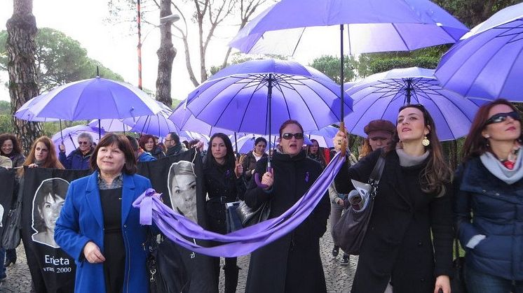 Kvinna till Kvinnas partnerorganisation AWEN demonstrerar på internationella kvinnodagen 8 mars