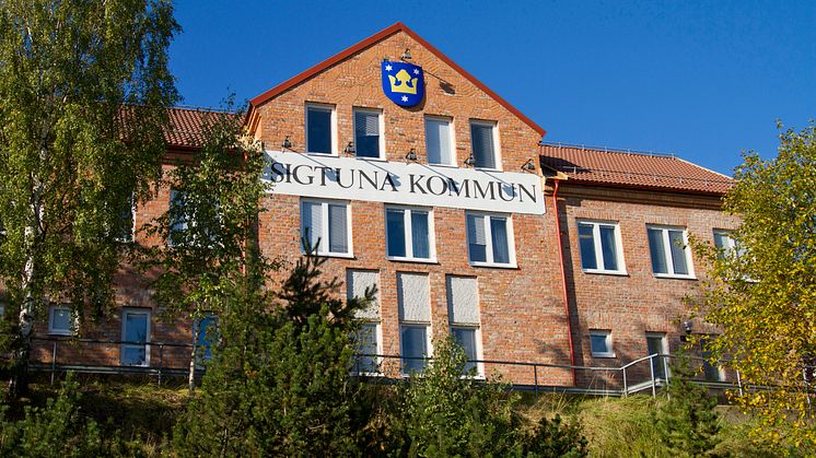 Head Office of Sigtuna Municipality in Märsta, Sweden. Källa: Wikimedia Commons, Stefan Sjogren (author Brorsson)