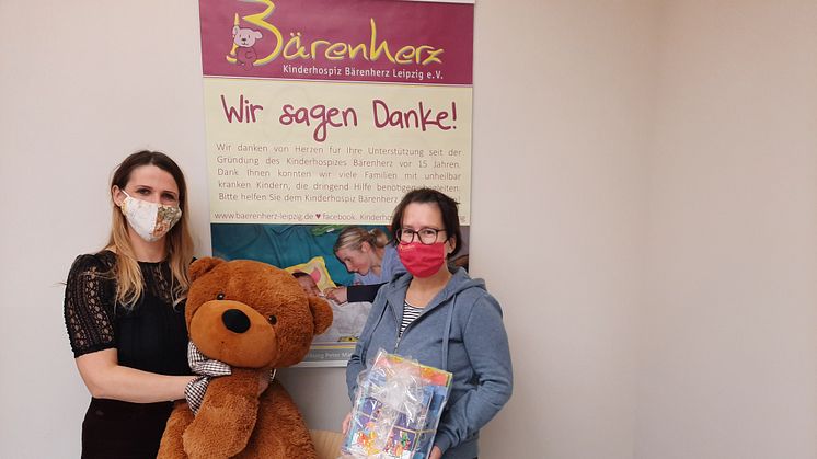 Nicole Lippmann,Teamleiterin TK Maxx Leipzig (Hainstraße) übergibt die Spende an Kerstin Stadler vom Kinderhospiz Bärenherz