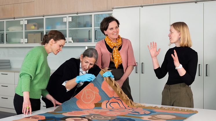 Direktør Ingrid Røynesdal i samtale med stipendiat Adine Lexow på Nasjonalmuseets atelier for tekstilkonservering.