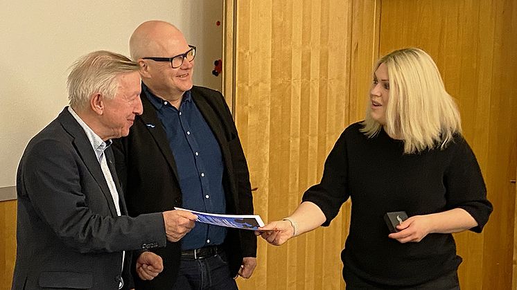 Ordförande Kent Lewén och generalsekreterare Olov Berggren överlämnar namninsamlingen till socialminister Lena Hallengren. Foto: Per-Anders Nygård.