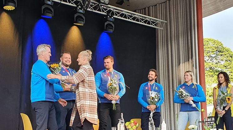 Vésteinn Hafsteinsson var en av dem som 17 augusti hyllades i Linnéparken när Växjö kommun bjöd in till OS-firande. Här tar han emot blommor av före detta friidrottaren Carolina Klüft. Bild: Per-Anders Månsson, Växjö kommun