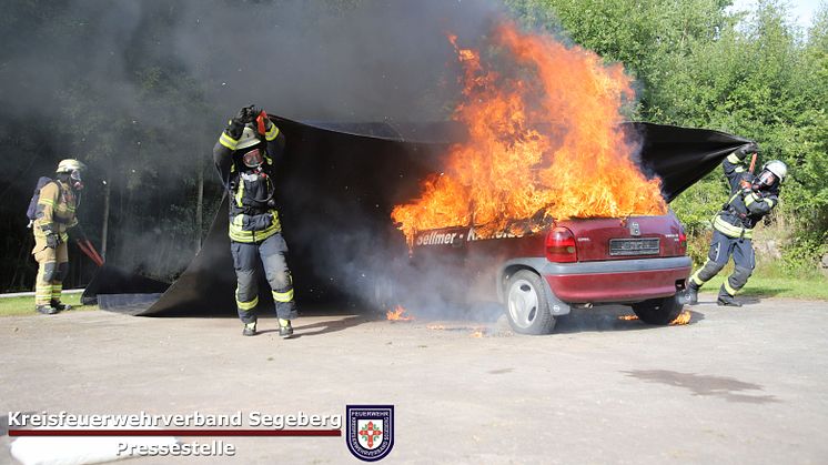Blanket for extinguishing electric car fires: 116 fire departments in Schleswig-Holstein put Norwegian solution to use