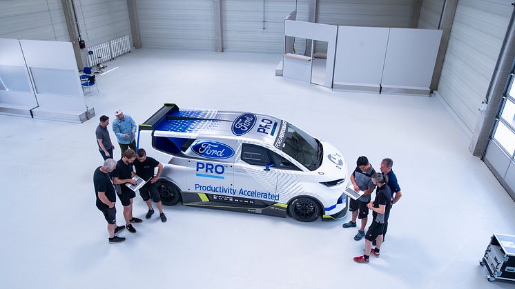 Ford Pro Electric SuperVan 2022 (14)
