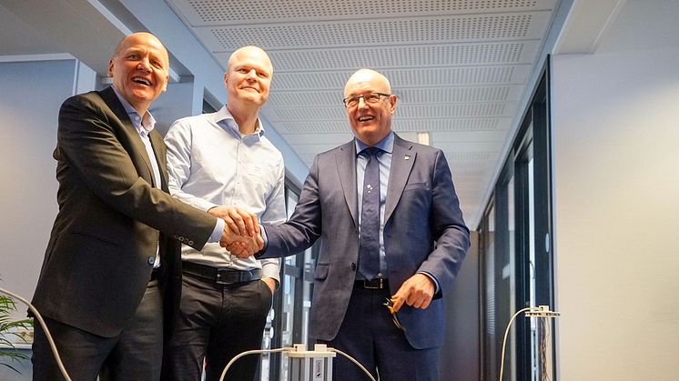 Konsernsjef Sigve Brekke (t.v.) åpnet IoT-laben i Trondheim sammen med Thomas Ulleberg, daglig leder for Wireless Trondheim, og Gunnar Bovim, rektor ved NTNU.