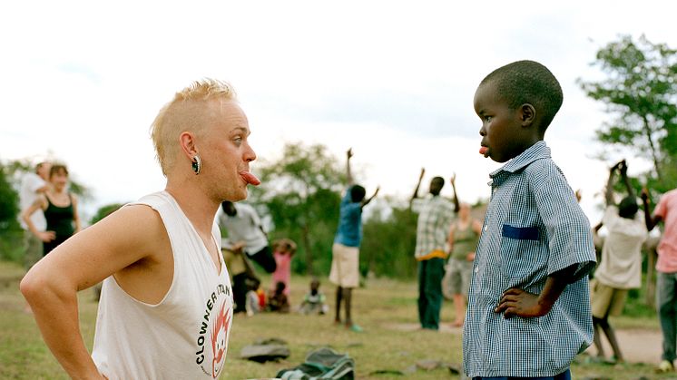 Utställning av Alex Hinchcliffe från Clowner utan Gränsers arbete i Kenya