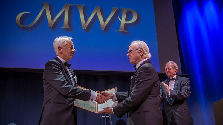 Kung Carl XVI Gustaf överlämnar Marcus Wallenbergpriset 2019 till Gerhard Schickhofer. Foto: Johan Gunséus